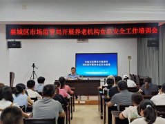 格按照食物的特征分类存放